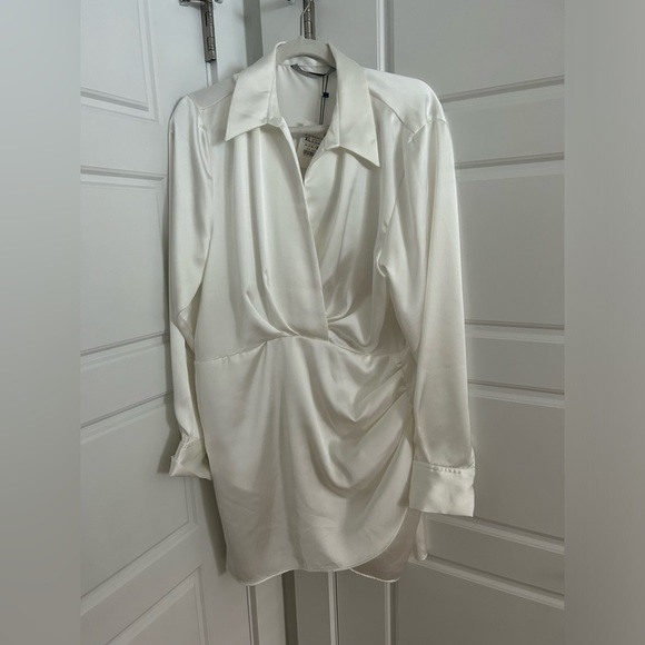 Elegant White Satin Blouse - Picture 4 of 7